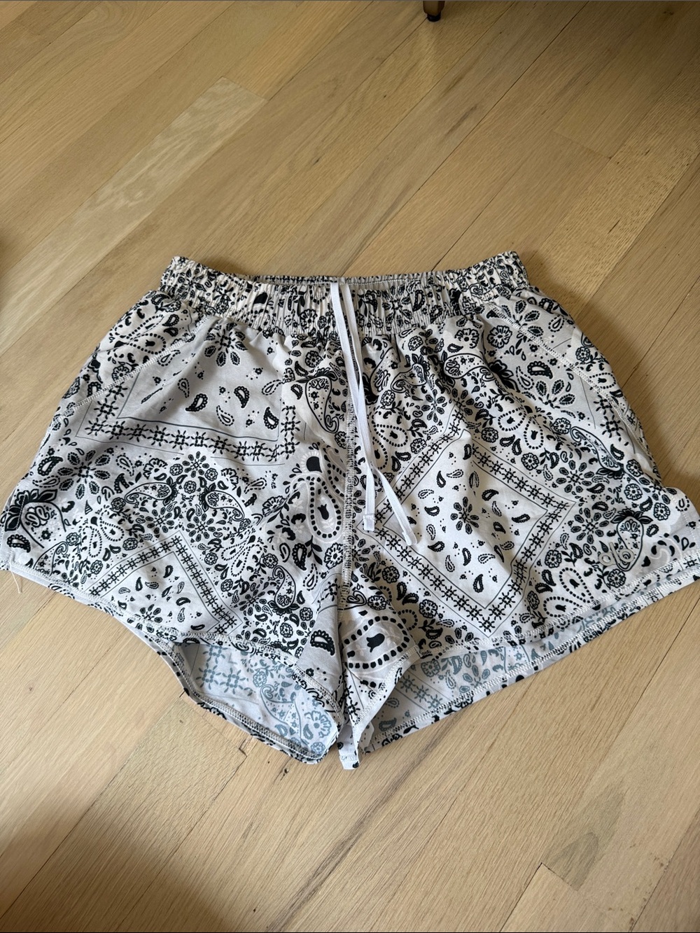 ALO Yoga White & Black Paisley Athletic Drawstring Shorts